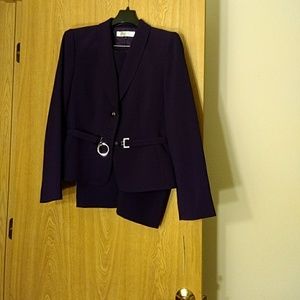 New with tags Tahari 2 piece suit